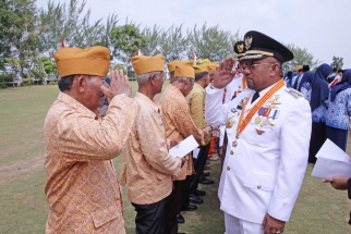 Wali Kota Lis Darmansyah memberi penghormatan kepada veteran