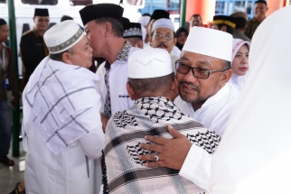Wali Kota Lis Darmansyah memeluk salah satu jemaah haji