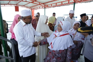 Wali Kota Lis Darmansyah menyalami satu persatu JCH sebelum naik kapal