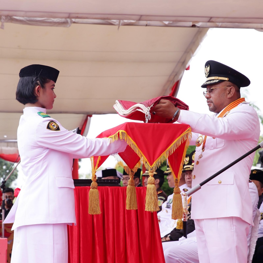 Wali Kota Lis Darmansyah menyerahkan bendera kepada pengerek bendera