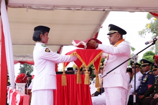 Wali Kota Lis Darmansyah menyerahkan bendera kepada pengerek bendera