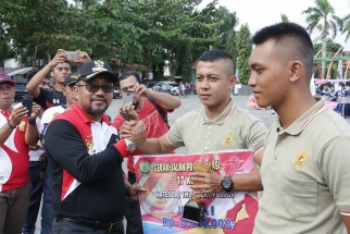 Wali Kota Lis Darmansyah menyerahkan hadiah kepada pemenang lomba gerak jalan