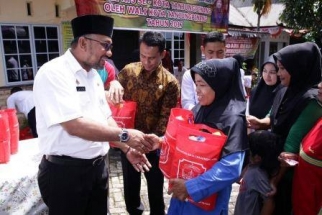 Wali Kota Lis Darmansyah menyerahkan paket sembako