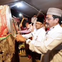 Wali Kota Lis Darmansyah pukul beduk didampingi Gubernur Nurdin saat malam takbiran Idul Fitri 1438 Hijriah