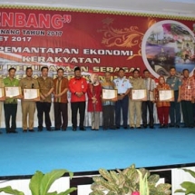 Wali Kota Tanjungpinang H Lis Darmansyah, Ketua DPRD Kota Tanjungpinang Suparno, dan tamu undangan foto bersama