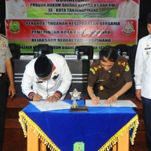 Wali Kota Tanjungpinang H Lis Darmansyah bersama Kajari Tanjungpinang Herry Ahmad Pribadi SH MH menandatangani MoU disaksikan Kapolres Tanjungpinang Joko Bintoro dan Wakil Wali Ko