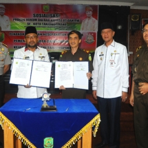 Wali Kota Tanjungpinang H Lis Darmansyah bersama Kajari Tanjungpinang Herry Ahmad Pribadi SH MH menunjukkan hasil penandatanganan MoU