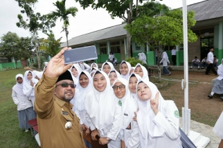 Wali Kota Tanjungpinang Lis Darmansyah berswa foto dengan pelajar