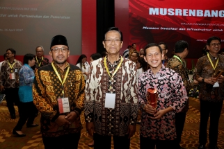 Wali Kota Tanjungpinang Lis Darmansyah dan Kepala Bappeda Suryadi foto bersama Gubernur DIY Sri Sultan Hamengkubuwono X