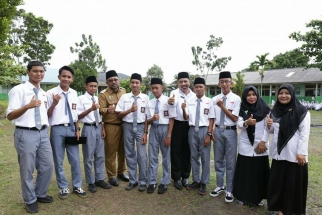 Wali Kota Tanjungpinang Lis Darmansyah foto bersama siswa dan para guru