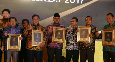 Wali Kota Tanjungpinang Lis Darmansyah foto bersama usai terima penghargaan