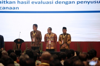 Wali Kota Tanjungpinang Lis Darmansyah (kanan) saat akan menerima Anugerah Pangripta Nusantara 2017