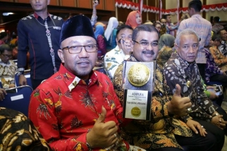 Wali Kota Tanjungpinang Lis Darmansyah menunjukkan Piala Adipura