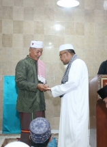 Wali Kota Tanjungpinang Lis Darmansyah menyerahkan bantuan