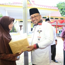 Wali Kota Tanjungpinang Lis Darmansyah menyerahkan bingkisan