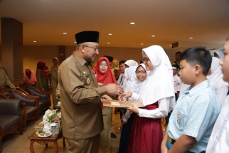 Wali Kota Tanjungpinang Lis Darmansyah menyerahkan hadiah kepada siswa memperoleh nilai 100