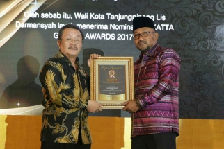 Wali Kota Tanjungpinang Lis Darmansyah saat menerima penghargaan Yakotta 2017