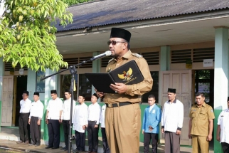 Wali Kota Tanjungpinang Lis Darmansyah saat menjadi inspektur upacara