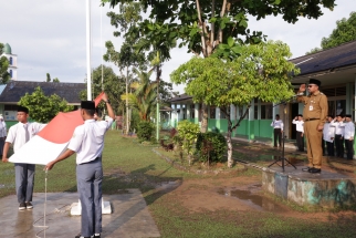 Wali Kota melakukan penghormatan saat pengibaran bendera