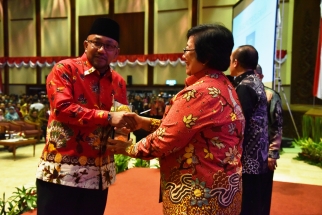 Wali Kota saat menerima Adipura dari Menteri LH