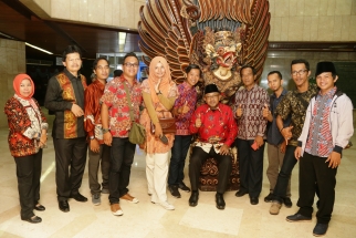 Wali kota bersama para pewarta dari Tanjungpinang