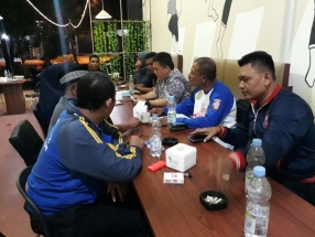 Kadis Sosial Doli Boniara Mendengarkan Paparan Persiapan HUT Tagana Indonesia dari Kabid Linjamsos Hanizar