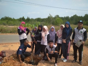 Para Mahasiswa Program KKN Berfoto Bersama di Sela-sela Kegiatan Tagana Go Green