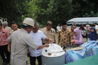 Anggota Komisi III DPRD Kepri mengecek limbah oli