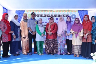 Foto bersama dengan pengurus PKK Kelurahan Melayu Kota Piring