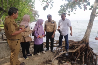 Jajaran Komisi III DPRD Kepri saat meninjau limbah oli di Bintan
