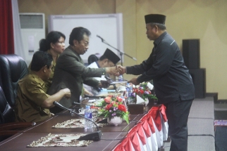 Juru Bicara Dapil Bintan-Lingga Hanafi Ekra saat menyerahkan hasil laporan reses ke pimpinan DPRD