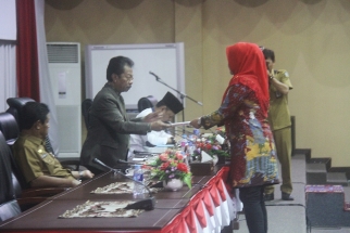 Ketua DPRD Kepri Jumaga Nadeak menerima laporan hasil reses dari Ririn