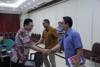 Ketua Komisi III DPRD Kepri, Widiastadi Nugroho menyalami pejabat Bappenas