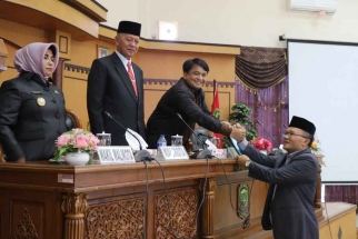 Ketua Pansus menyerahkan laporan pansus kepada Pimpinan DPRD Tanjungpinang