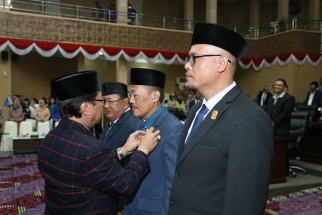 Pemasangan PIN kepada anggota DPRD Kepri usai dilantik