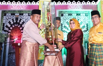 Penyerahan piala saat penutupan MTQ Tingkat Kecamatan Tanjungpinang Kota