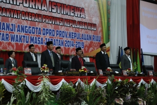 Pimpinan DPRD Kepri saat Memimpin PAW Anggota DPRD Kepri