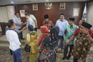 Salam-salaman antara para anggota DPRD Riau dengan Anggota DPRD Kepri