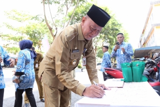 Syahrul mengisi buku tamu