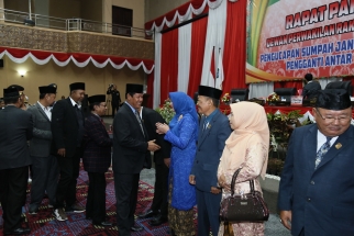 Wagub Kepri Isdianto dan Pimpinan DPRD Kepri Menyalami 3 Anggota DPRD Kepri yang Baru Dilantik