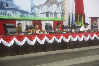 Wagub Kepri dan Pimpinan DPRD saat memimpin sidang paripurna