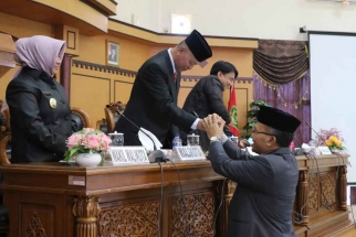 Wali Kota Syahrul menyalami Petrus Sitohang
