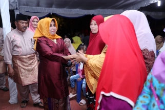 Wawako Tanjungpinang, Rahma menyalami tamu undangan yang hadir