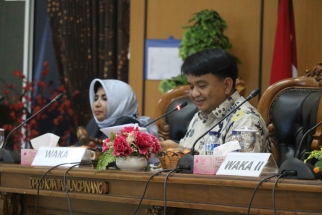 Ade Angga memimpin sidang paripurna