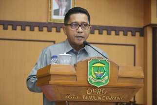 Anggota DPRD Tanjungpinang Hendri Delvi saat menyampaikan laporan pansus