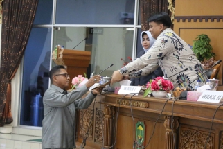 Hendri Delvi menyerahkan hasil laporan Bapemperda kepada Pimpinan DPRD