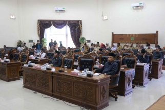 Para anggota DPRD saat mengikuti jalannya sidang