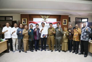 Foto bersama Gubernur, Wagub, Sekdaporv, Ketua DPRD Kepri dan bupati wali kota se Kepri