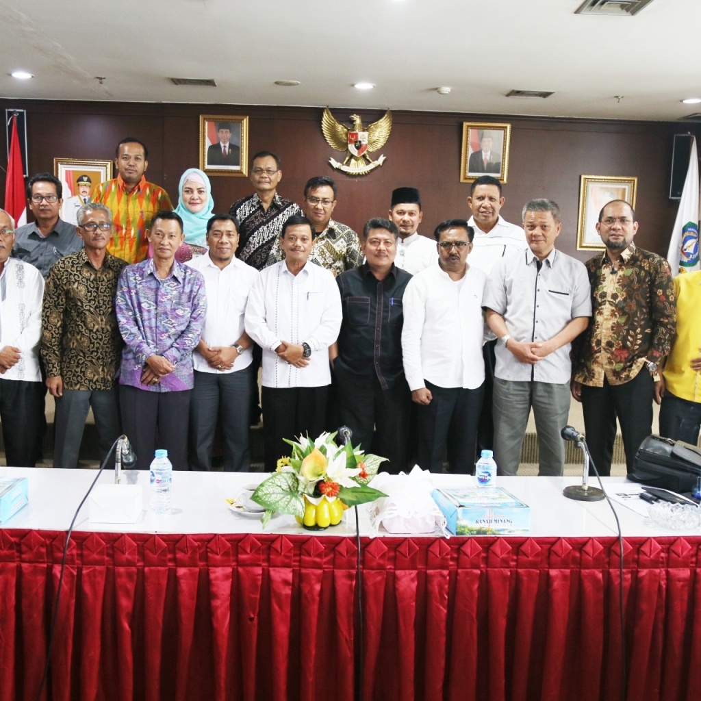 Foto bersama Komisi I DPRD Kepri dengan seluruh kadisdukcapil se Provinsi Kepri