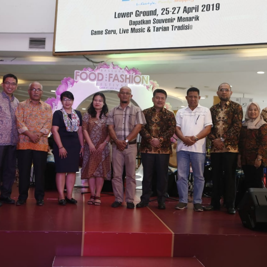 Foto bersama pimpinan dan anggota Komisi I DPRD Kepri disela acara pameran